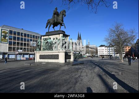 DAS Reiterdenkmal zu Ehren von König Friedrich Wilhelm III Auf dem Kölner Heumarkt und Werbung für 4711 Echt kölnisch Wasser an einer Hauswand *** le monument équestre en l'honneur du roi Friedrich Wilhelm III sur Colognes Heumarkt et la publicité pour 4711 Echt kölnisch Wasser sur un mur de maison Banque D'Images