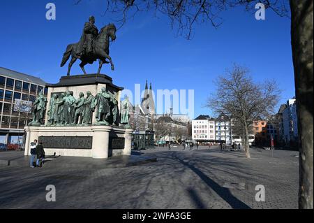 DAS Reiterdenkmal zu Ehren von König Friedrich Wilhelm III Auf dem Kölner Heumarkt *** le monument équestre en l'honneur du roi Friedrich Wilhelm III sur le Heumarkt à Cologne Banque D'Images