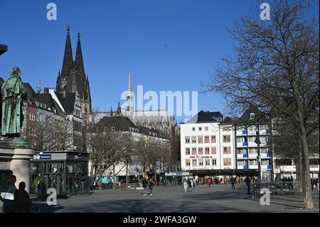 DAS Reiterdenkmal zu Ehren von König Friedrich Wilhelm III Auf dem Kölner Heumarkt *** le monument équestre en l'honneur du roi Friedrich Wilhelm III sur le Heumarkt à Cologne Banque D'Images