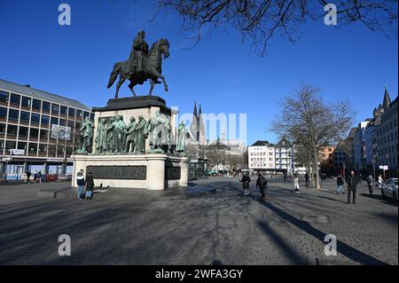 DAS Reiterdenkmal zu Ehren von König Friedrich Wilhelm III Auf dem Kölner Heumarkt *** le monument équestre en l'honneur du roi Friedrich Wilhelm III sur le Heumarkt à Cologne Banque D'Images