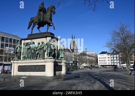 DAS Reiterdenkmal zu Ehren von König Friedrich Wilhelm III Auf dem Kölner Heumarkt *** le monument équestre en l'honneur du roi Friedrich Wilhelm III sur le Heumarkt à Cologne Banque D'Images