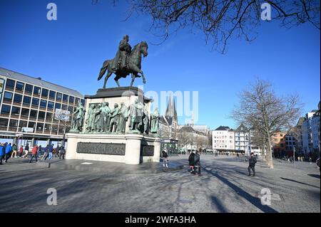 DAS Reiterdenkmal zu Ehren von König Friedrich Wilhelm III Auf dem Kölner Heumarkt *** le monument équestre en l'honneur du roi Friedrich Wilhelm III sur le Heumarkt à Cologne Banque D'Images