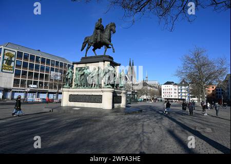 DAS Reiterdenkmal zu Ehren von König Friedrich Wilhelm III Auf dem Kölner Heumarkt *** le monument équestre en l'honneur du roi Friedrich Wilhelm III sur le Heumarkt à Cologne Banque D'Images