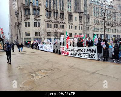 Des activistes iraniens à Chicago se sont rassemblés samedi après-midi en centre-ville pour soutenir le peuple iranien qui lutte pour sa liberté. Banque D'Images