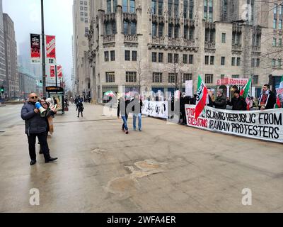 Des activistes iraniens à Chicago se sont rassemblés samedi après-midi en centre-ville pour soutenir le peuple iranien qui lutte pour sa liberté. Banque D'Images