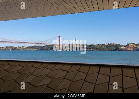 Vue panoramique sur le célèbre pont du 25 avril (Ponte 25 de Abril) et le Tage depuis Maat. Lisbonne, Portugal Banque D'Images