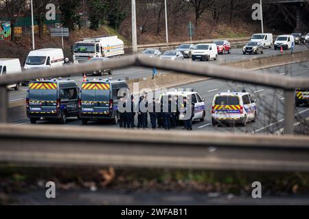 Argenteuil, France. 29 janvier 2024. Une escouade de policiers est vue sur l'autoroute A15 pendant la grève des agriculteurs. Suite à la grève des agriculteurs français, le début de la semaine a été marqué par le blocage de huit des principaux points d'accès à la capitale française. A Argenteuil, au nord de Paris, environ 30 tracteurs bloquent l'autoroute A15. Crédit : SOPA Images Limited/Alamy Live News Banque D'Images