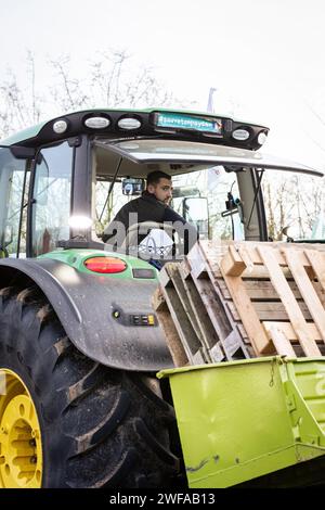 Argenteuil, France. 29 janvier 2024. Un agriculteur est vu conduire un tracteur pendant la grève des agriculteurs Suite à la grève des agriculteurs français, le début de la semaine a été marqué par le blocage de huit des principaux points d'accès à la capitale française. A Argenteuil, au nord de Paris, environ 30 tracteurs bloquent l'autoroute A15. Crédit : SOPA Images Limited/Alamy Live News Banque D'Images