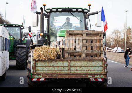 Argenteuil, France. 29 janvier 2024. Un agriculteur est vu conduire un tracteur pendant la grève des agriculteurs. Suite à la grève des agriculteurs français, le début de la semaine a été marqué par le blocage de huit des principaux points d'accès à la capitale française. A Argenteuil, au nord de Paris, environ 30 tracteurs bloquent l'autoroute A15. Crédit : SOPA Images Limited/Alamy Live News Banque D'Images