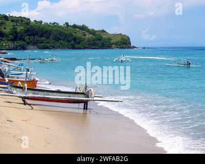 Des bateaux de pêche traditionnels balinais en bois alignés sur la plage de Candidasa ou Candi Dasa à Bali, en Indonésie. Banque D'Images