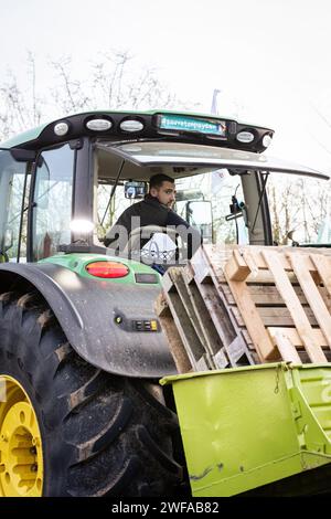 Argenteuil, France. 29 janvier 2024. Un agriculteur est vu conduire un tracteur pendant la grève des agriculteurs Suite à la grève des agriculteurs français, le début de la semaine a été marqué par le blocage de huit des principaux points d'accès à la capitale française. A Argenteuil, au nord de Paris, environ 30 tracteurs bloquent l'autoroute A15. (Photo Telmo Pinto/SOPA Images/Sipa USA) crédit : SIPA USA/Alamy Live News Banque D'Images