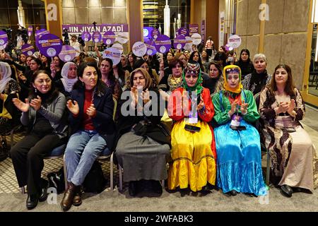 Partisans du Parti de l'égalité des peuples et de la démocratie (Parti DEM) femmes candidates vues lors de l'événement de présentation des candidats à Mövenpick Diyarbak?r. Le Parti de l'égalité des peuples et de la démocratie (Parti DEM) a annoncé ses candidats au poste de co-maire pour les élections municipales qui se tiendront le 31 mars en Turquie lors d'un événement à Diyarbakir. Des candidats co-maires masculins et féminins de 96 provinces et districts étaient présents à la présentation des candidats du Parti DEM, qui est soutenu par une grande partie des Kurdes en Turquie. La plupart des candidates ont assisté à la cérémonie en portant un costume national kurde Banque D'Images