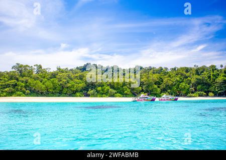 Îles Similan - 10 novembre 2023 : bateaux de croisière près des îles Similan avec vue paradisiaque, plongée en apnée et spots de plongée Banque D'Images