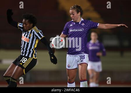 Biella, Italie. 29 janvier 2024. Lineth Beerensteyn de la Juventus et Alexandra Johannsdottir de ACF Fiorentina lors du match Serie A Femminile au Stadio Vittorio Pozzo, Biella. Le crédit photo devrait se lire : Jonathan Moscrop/Sportimage crédit : Sportimage Ltd/Alamy Live News Banque D'Images