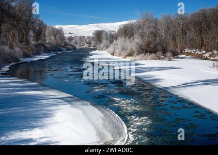 28 janvier 2024 : coulées de glace le long de la rivière Gunnison en amont du réservoir Blue Mesa. Le réservoir central ColoradoÕs de Blue Mesa et la vallée de Gunnison sont d’importantes ressources en eau de l’Ouest et sont surveillés de très près tout au long de l’hiver pour les prévisions de ruissellement vitales du manteau neigeux affectant les collectivités en aval plus tard au printemps et en été. Gunnison, Colorado Banque D'Images