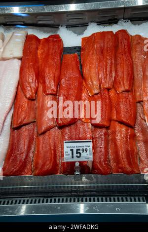 Palmer, Alaska. Filets de saumon sockeye pêchés sauvages en vente dans une épicerie Fred Meyer, un sous-marin de Kroger. La chaîne de vente au détail vend des produits d'épicerie, des vêtements, Banque D'Images