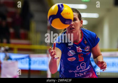 Busto Arsizio, Italie. 28 janvier 2024. Tessa POLDER #5 de Pinerolo vue en action lors du match Serie A1 Women 2023/2024 entre UYBA volley et Pinerolo à E-Work Arena. Score final ; UYBA volley 2:3 Pinerolo. (Photo de Fabrizio Carabelli/SOPA Images/Sipa USA) crédit : SIPA USA/Alamy Live News Banque D'Images