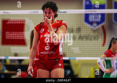 Busto Arsizio, Italie. 28 janvier 2024. Martina Bracchi #2 de UYBA volley réagit lors du match Serie A1 Women 2023/2024 entre UYBA volley et Pinerolo à E-Work Arena. Score final ; UYBA volley 2:3 Pinerolo. (Photo de Fabrizio Carabelli/SOPA Images/Sipa USA) crédit : SIPA USA/Alamy Live News Banque D'Images