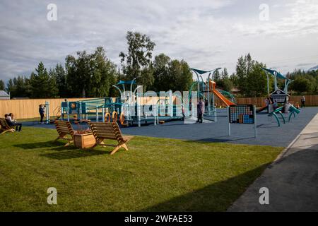 Palmer, Alaska. Le Palmer Family Park comprend une aire de jeux avec des équipements adaptés aux enfants en fauteuil roulant et à d'autres besoins spécifiques. Il comprend Banque D'Images