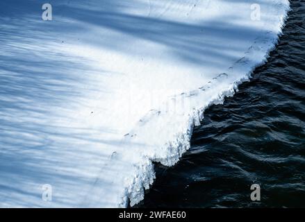 28 janvier 2024 : coulées de glace le long de la rivière Gunnison en amont du réservoir Blue Mesa. Le réservoir central ColoradoÕs de Blue Mesa et la vallée de Gunnison sont d’importantes ressources en eau de l’Ouest et sont surveillés de très près tout au long de l’hiver pour les prévisions de ruissellement vitales du manteau neigeux affectant les collectivités en aval plus tard au printemps et en été. Gunnison, Colorado Banque D'Images