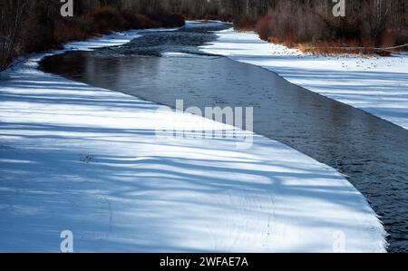 28 janvier 2024 : eaux libres trouvées le long de la rivière Gunnison en amont du réservoir Blue Mesa. Le réservoir central ColoradoÕs de Blue Mesa et la vallée de Gunnison sont d’importantes ressources en eau de l’Ouest et sont surveillés de très près tout au long de l’hiver pour les prévisions de ruissellement vitales du manteau neigeux affectant les collectivités en aval plus tard au printemps et en été. Gunnison, Colorado Banque D'Images