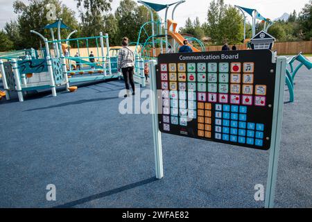 Palmer, Alaska. Le Palmer Family Park comprend une aire de jeux avec des équipements adaptés aux enfants en fauteuil roulant et à d'autres besoins spécifiques. Il comprend Banque D'Images