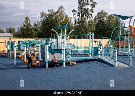 almer, Alaska. Le Palmer Family Park comprend une aire de jeux avec des équipements adaptés aux enfants en fauteuil roulant et à d'autres besoins spécifiques. Il comprend Banque D'Images