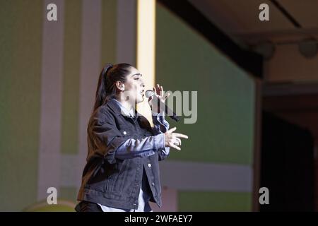 Paris, France. 26 novembre 2023. Kendji Girac se produit sur scène lors de la 18ème édition des Trophées APAJH au Carrousel du Louvre à Paris Banque D'Images