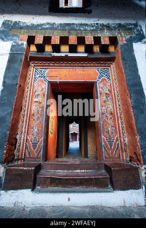 Entrée décorée ornée peinte avec des formes géométriques et symboliques menant au temple Jakar Dzong, vallée de Bumthang, Bhoutan, Asie Banque D'Images