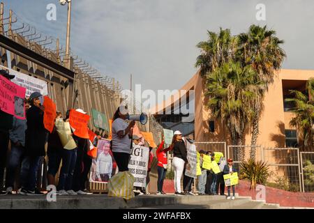 Chilpancingo, Guerrero, Mexique. 29 janvier 2024. Les parents, les amis et le groupe de proches de la disparue mari Herrera ont exigé une rencontre avec le gouverneur de l'État Evelyn Salgado Pineda parce que l'enquête et la recherche de Sigifredo Villalba Torres n'ont pas progressé depuis plus de trois semaines. (Image de crédit : © David Juarez/ZUMA Press Wire) USAGE ÉDITORIAL SEULEMENT! Non destiné à UN USAGE commercial ! Banque D'Images