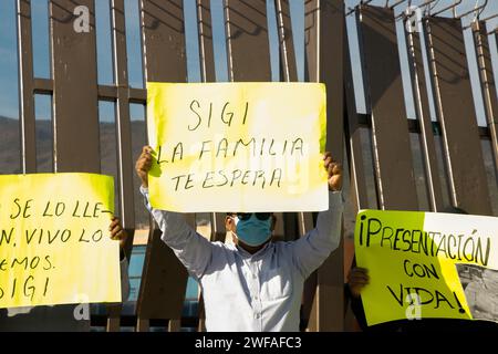 Chilpancingo, Guerrero, Mexique. 29 janvier 2024. Les parents, les amis et le groupe de proches de la disparue mari Herrera ont exigé une rencontre avec le gouverneur de l'État Evelyn Salgado Pineda parce que l'enquête et la recherche de Sigifredo Villalba Torres n'ont pas progressé depuis plus de trois semaines. (Image de crédit : © David Juarez/ZUMA Press Wire) USAGE ÉDITORIAL SEULEMENT! Non destiné à UN USAGE commercial ! Banque D'Images