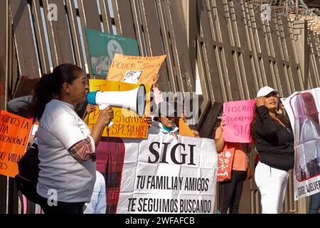 Chilpancingo, Guerrero, Mexique. 29 janvier 2024. Les parents, les amis et le groupe de proches de la disparue mari Herrera ont exigé une rencontre avec le gouverneur de l'État Evelyn Salgado Pineda parce que l'enquête et la recherche de Sigifredo Villalba Torres n'ont pas progressé depuis plus de trois semaines. (Image de crédit : © David Juarez/ZUMA Press Wire) USAGE ÉDITORIAL SEULEMENT! Non destiné à UN USAGE commercial ! Banque D'Images