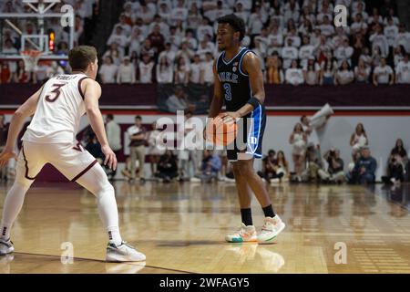 Blacksburg, Virginie, États-Unis. 29 janvier 2024. Jeremy Roach (3 ans), garde des Duke Blue Devils, manipule le ballon lors du match de basket-ball de la NCAA entre les Duke Blue Devils et les Virginia Hokies au Cassell Coliseum à Blacksburg, en Virginie. Jonathan Huff/CSM (image de crédit : © Jonathan Huff/Cal Sport Media). Crédit : csm/Alamy Live News Banque D'Images