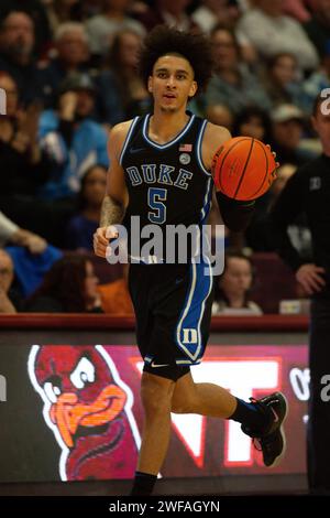 Blacksburg, Virginie, États-Unis. 29 janvier 2024. Tyrese Proctor (5), garde des Duke Blue Devils, amène le ballon sur le terrain pendant le match de basket-ball NCAA entre les Duke Blue Devils et les Virginia Hokies au Cassell Coliseum à Blacksburg, en Virginie. Jonathan Huff/CSM/Alamy Live News Banque D'Images