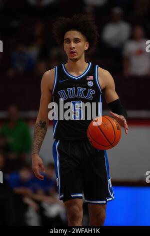 Blacksburg, Virginie, États-Unis. 29 janvier 2024. Tyrese Proctor (5), garde des Duke Blue Devils, dribble le ballon lors du match de basket-ball de la NCAA entre les Duke Blue Devils et les Virginia Hokies au Cassell Coliseum à Blacksburg, en Virginie. Jonathan Huff/CSM/Alamy Live News Banque D'Images