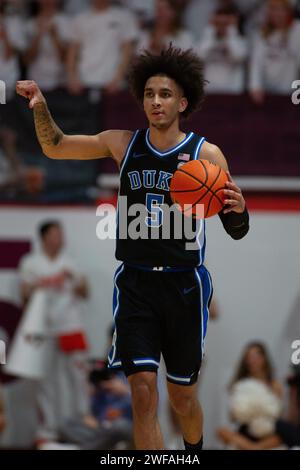 Blacksburg, Virginie, États-Unis. 29 janvier 2024. Tyrese Proctor (5), garde des Duke Blue Devils, signale à son équipe lors du match de basket-ball de la NCAA entre les Duke Blue Devils et les Virginia Hokies au Cassell Coliseum à Blacksburg, en Virginie. Jonathan Huff/CSM (image de crédit : © Jonathan Huff/Cal Sport Media). Crédit : csm/Alamy Live News Banque D'Images