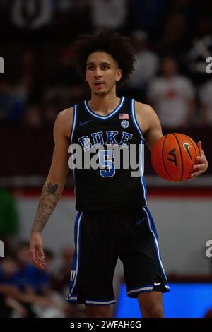 Blacksburg, Virginie, États-Unis. 29 janvier 2024. Tyrese Proctor (5), garde des Duke Blue Devils, dribble le ballon lors du match de basket-ball de la NCAA entre les Duke Blue Devils et les Virginia Hokies au Cassell Coliseum à Blacksburg, en Virginie. Jonathan Huff/CSM/Alamy Live News Banque D'Images