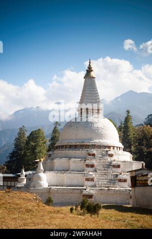 Népalais design stupa au Bhoutan entre Punaka et Trongsa connu sous le nom de Chendebji Chorten, Bhoutan, Asie Banque D'Images