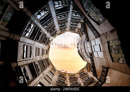 Musée, centre culturel, Casa Mila, Casa Mila, façade dans la cour intérieure, vue vers le haut, Barcelone, Espagne Banque D'Images