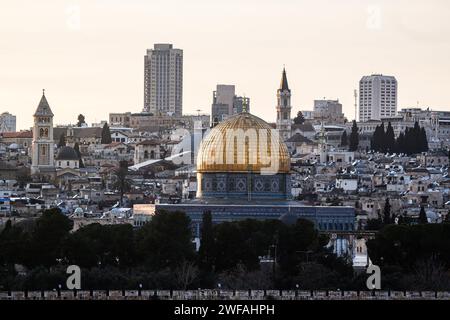 Jérusalem, Israël. 29 janvier 2024. Vue générale du Dôme du Rocher et de la vieille ville au Mont des oliviers à Jérusalem. Crédit : SOPA Images Limited/Alamy Live News Banque D'Images