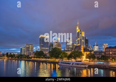 Allemagne de Francfort, gratte-ciel nocturne de la ville à main River et gratte-ciel d'affaires Banque D'Images