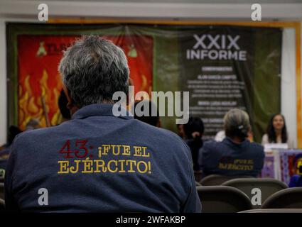 Chilpancingo, Guerrero, Mexique. 29 janvier 2024. Un père des 43 parents des jeunes d’Ayotzinapa écoute le 29e rapport du centre des droits de l’homme de Tlachinollan dont l’un des axes principaux est le dossier juridique de la disparition forcée des 43 normalistas en 2014. (Image de crédit : © David Juarez/ZUMA Press Wire) USAGE ÉDITORIAL SEULEMENT! Non destiné à UN USAGE commercial ! Banque D'Images