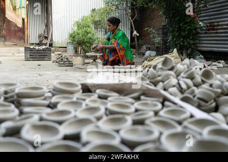 BARPETA, INDE, NOVEMBRE 7 : une femme fabrique des lampes en terre ou des Diyas à sa résidence avant le Festival Diwali dans un village de Barpeta, en Inde Banque D'Images