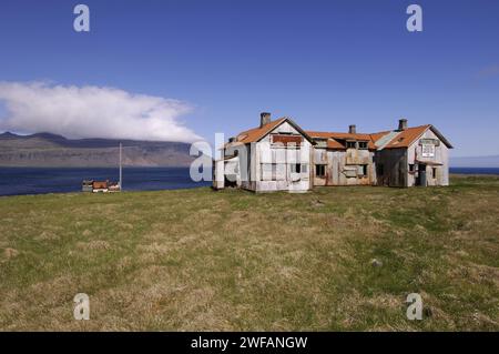 Ancien bâtiment de l'hôpital abandonné à l'embouchure d'Faskrudfjordur dans les Fjords de l'Est Région de l'Est de l'Islande Banque D'Images