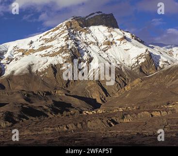 Muktinath Himal et le village de Chhinga dans la région de Mustang Népal ouest Banque D'Images