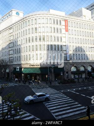 Marche dans le centre-ville de Kobe, Japon. Banque D'Images