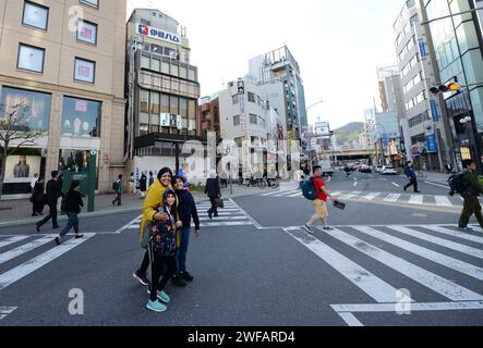 Marche dans le centre-ville de Kobe, Japon. Banque D'Images