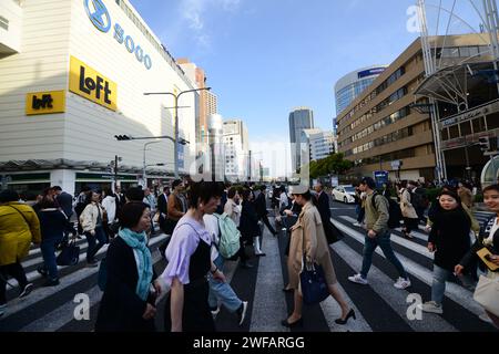 Marche dans le centre-ville de Kobe, Japon. Banque D'Images