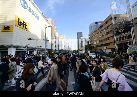 Marche dans le centre-ville de Kobe, Japon. Banque D'Images