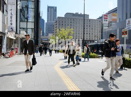 Marche dans le centre-ville de Kobe, Japon. Banque D'Images